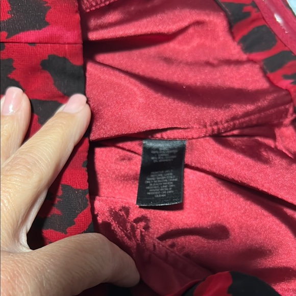 Elegant Red and Black Strapless Dress - Picture 6 of 8